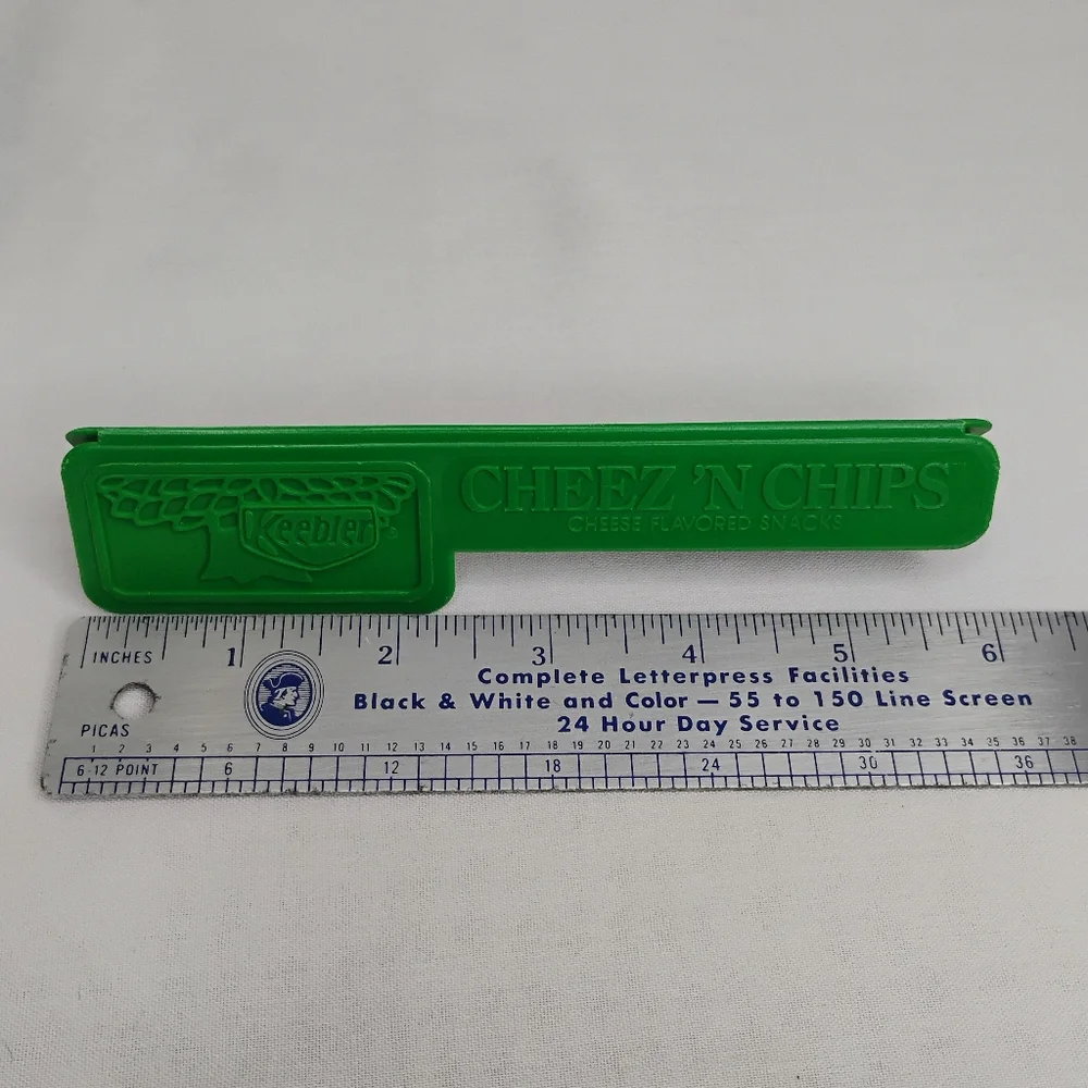 Vintage 90s Keebler Cheese N Chips Green Bag Clip Retro Food Storage Clip